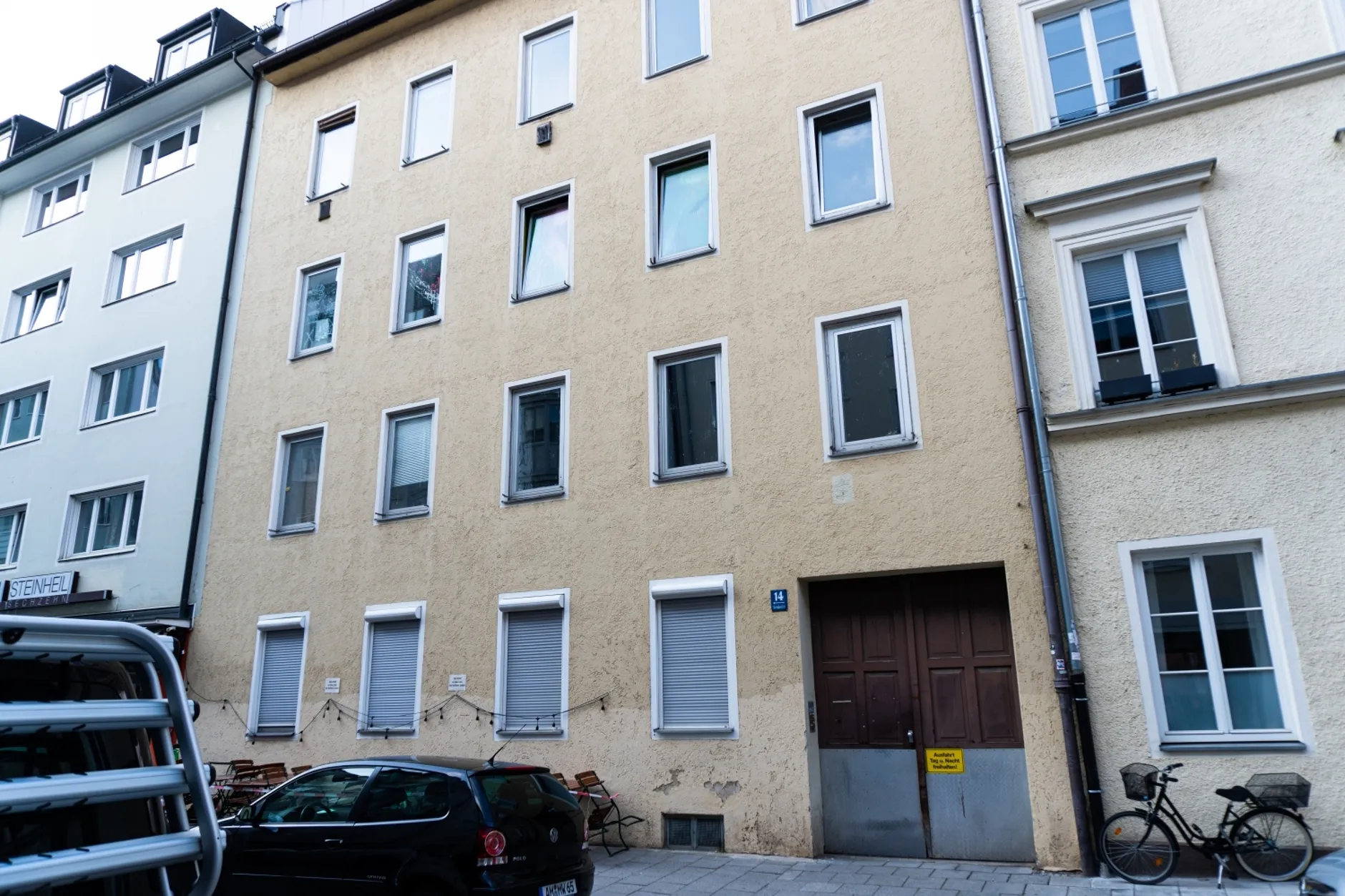 Broke Today Hofeinfahrt