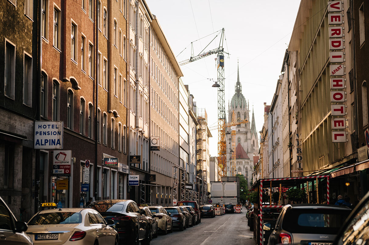 Straßenszene im Central Quartier mit St.-Paul-Kirche